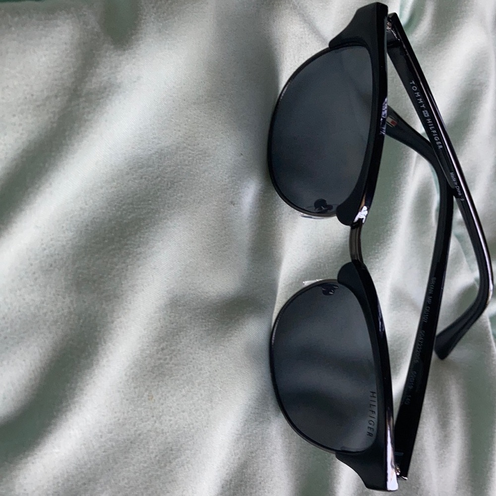 Tommy Hilfiger men’s sunglasses black frame